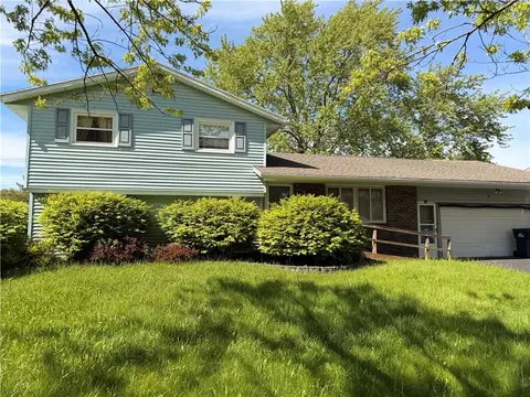 14 Flamingo Dr, Gates, NY 14624