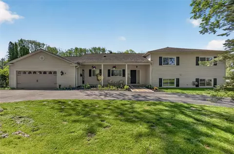 41 Country Club Dr, Rochester, NY 14618