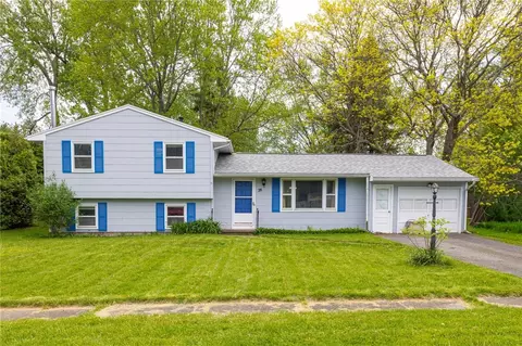 28 Jamee Ln, Gates, NY 14606