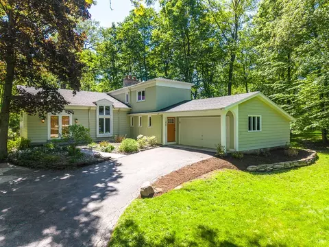 220 Hibiscus Dr, Rochester, NY 14618