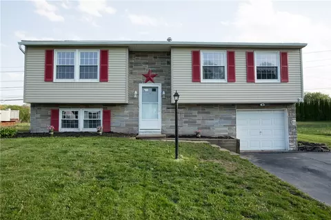 43 Wickwine Ln, Henrietta, NY 14467