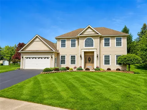 5 Royce Dr, Riga, NY 14428