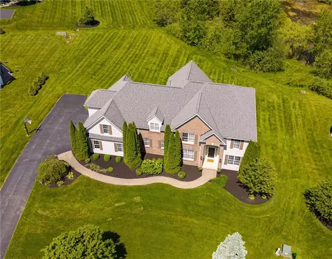 37 Turning Leaf Dr, Pittsford, NY 14534