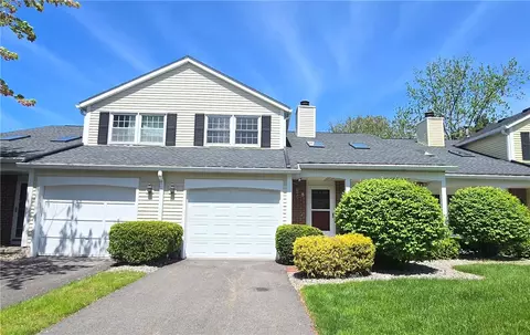 8 Old Stone Ln, Greece, NY 14615