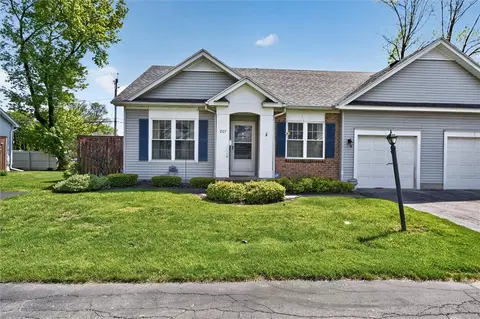 207 Twin Pines Ct, Greece, NY 14616