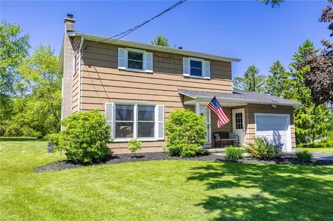 172 Hidden Creek Ln, Hamlin, NY 14464