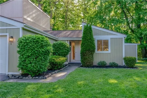 11 Hanningfield Cir, Perinton, NY 14450