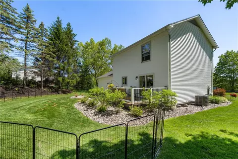 12 Calman Pl, Canandaigua, NY 14424