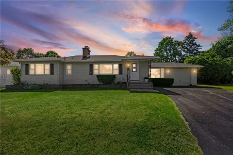 17 Ridge Port Cir E, Irondequoit, NY 14617