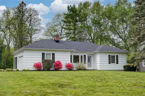 15 Lochnavar Pkwy, Pittsford, NY 14534