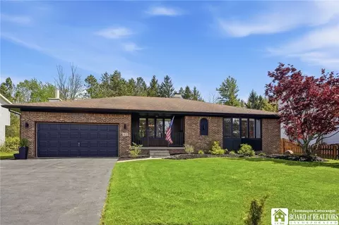 49 Hemlock Ln, Lancaster, NY 14086
