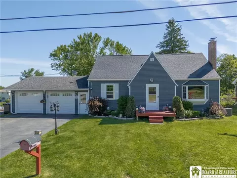 7 Bayview Ave, Hanover, NY 14136