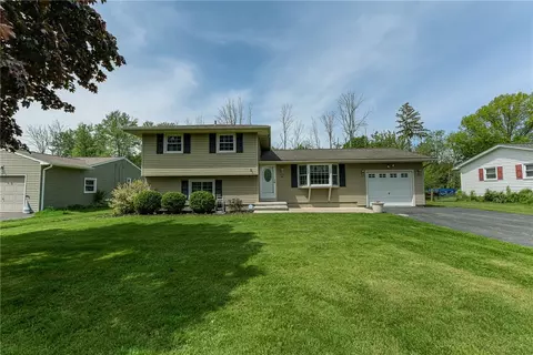 95 Ridgelea Ct, Greece, NY 14615