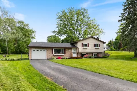 218 Kusak Rd, Henrietta, NY 14467