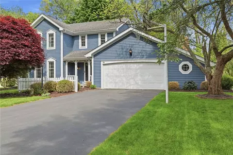 38 Bending Oak Dr, Perinton, NY 14534