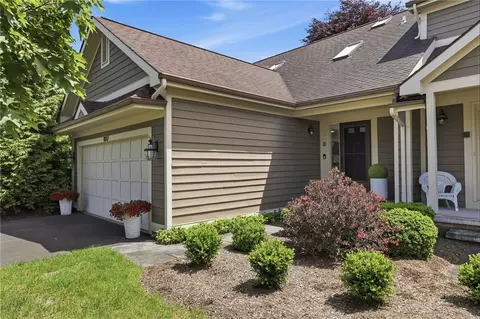 1017 Hillsboro Cove Cir, Webster, NY 14580