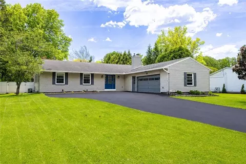 81 Deerfield Dr, Canandaigua, NY 14424