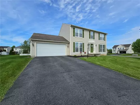 84 Goldfinch Dr, West Henrietta, NY 14586