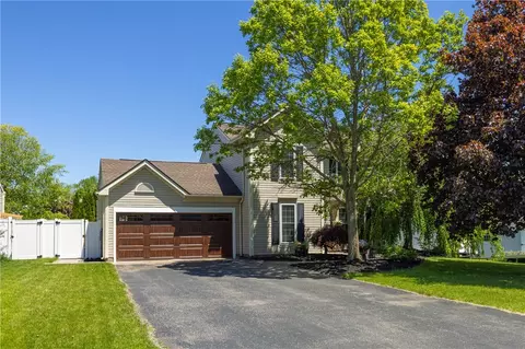 629 Cranberry Ln, Macedon, NY 14502