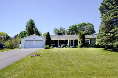 17 Hilltop Dr, Pittsford, NY 14534
