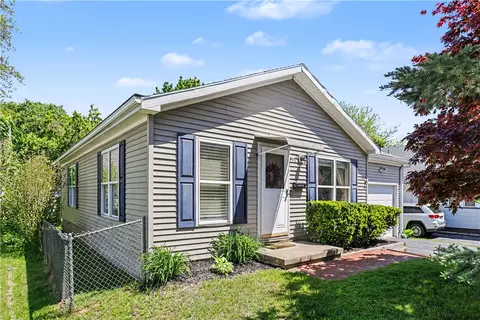 98 Dewberry Dr, Irondequoit, NY 14622