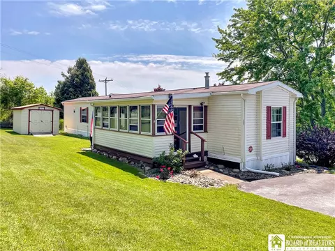 157 Greenhurst Village Dr, Ellery, NY 14701