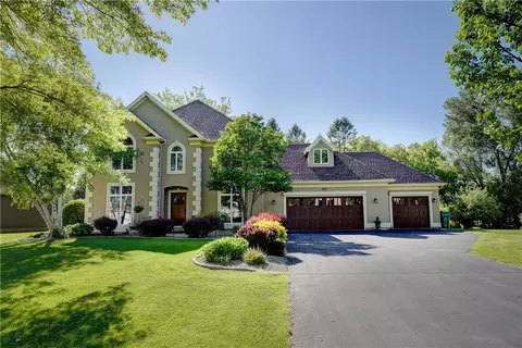 11 Parham Dr, Penfield, NY 14526
