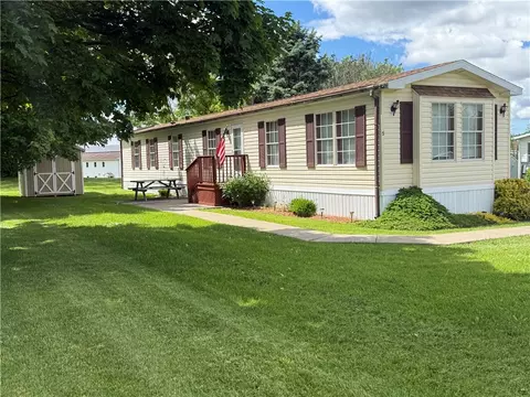 5 Arrowhead Dr, Waterloo, NY 13165