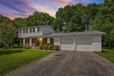 32 Autumn Oak Cir, Penfield, NY 14526