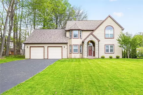 4 Kerry Hl, Perinton, NY 14450