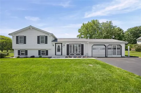 951 Copperkettle Rd, Webster, NY 14580