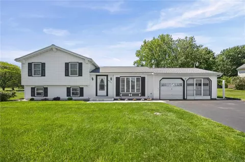 951 Copperkettle Rd, Webster, NY 14580