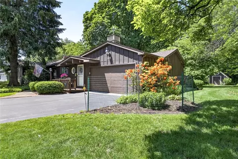 195 Cornwall Ln, Irondequoit, NY 14617