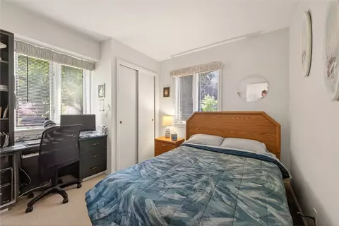 Bedroom - 195 Cornwall Ln, Irondequoit, NY 14617 photo 2 of 3