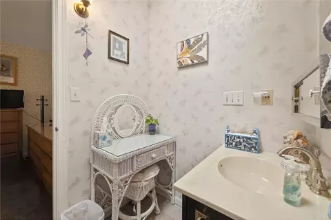 Bath - 195 Cornwall Ln, Irondequoit, NY 14617 photo 2 of 2