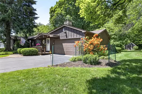 195 Cornwall Ln, Irondequoit, NY 14617