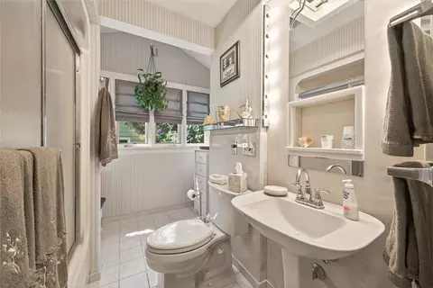 Bath - 195 Cornwall Ln, Irondequoit, NY 14617 photo 1 of 2