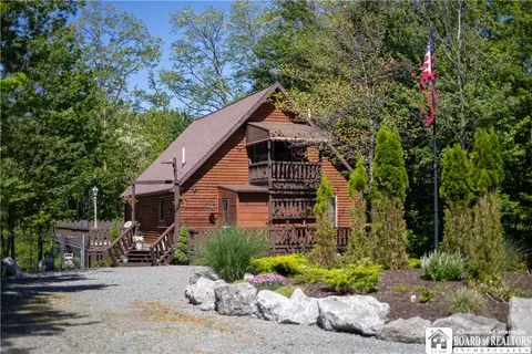 39 Forestville Rd, Hanover, NY 14136