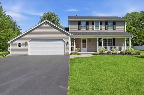 1064 Fawn Wood Dr, Webster, NY 14580