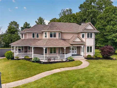 15 Crossbow Dr, Penfield, NY 14526