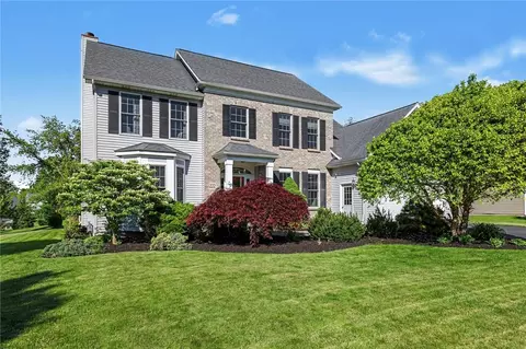 222 Gallant Fox Ln, Webster, NY 14580