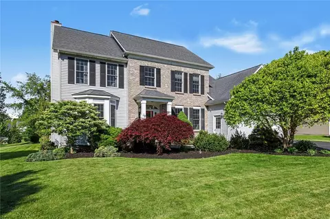 222 Gallant Fox Ln, Webster, NY 14580