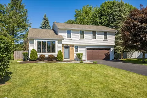 1252 Pine Hill Ln, Farmington, NY 14425