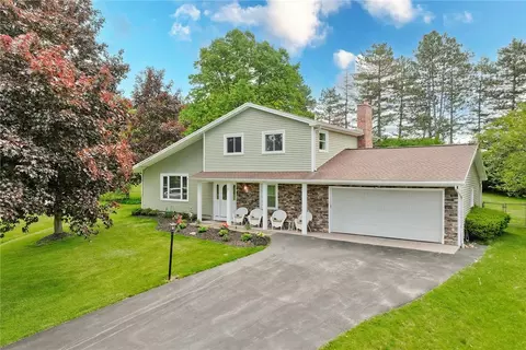 27 Center Crossing Xing, Perinton, NY 14450