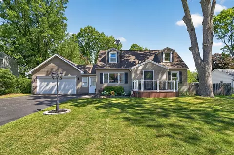 218 Oakwood Ln, Webster, NY 14580