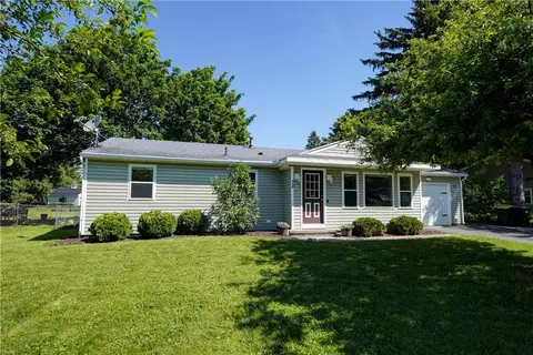 32 New Gate Dr, Henrietta, NY 14467