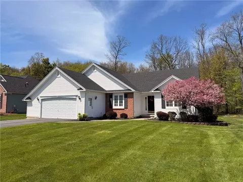 88 Leamington Cir, Greece, NY 14626