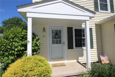 37 Heron Way S, Perinton, NY 14450