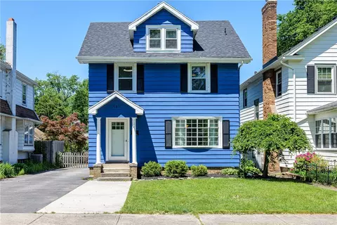 140 Pontiac Dr, Irondequoit, NY 14617