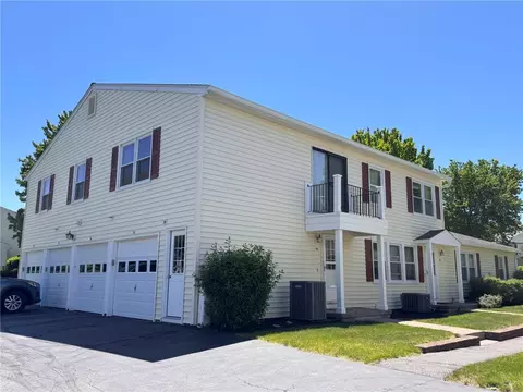 38 Arrowhead Way S, Perinton, NY 14450